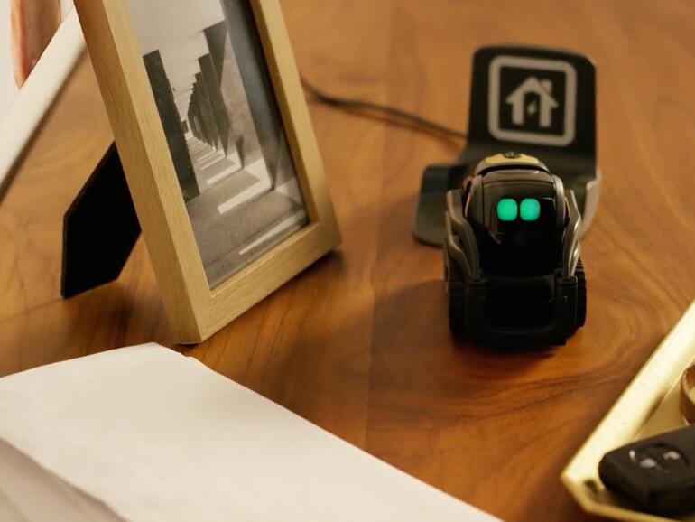 Äußerlich unterscheidet sich „Anki Vector“ kaum von seinem Vorgänger „Anki Cozmo“. Doch der Schein trügt  – der Hersteller hat dem Spielzeugroboter zahlreiche neue Talente spendiert.