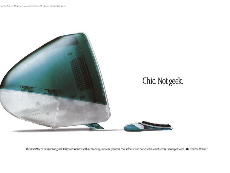 Motiv einer doppelseitigen Print-Anzeige zur Einführung des Apple iMac vor 20 Jahren.