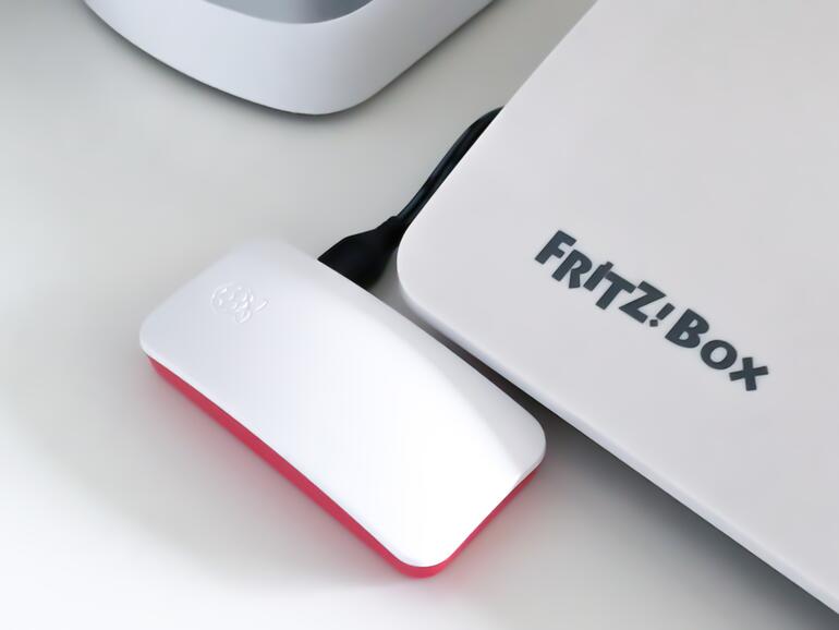 Unsere Platine steckt im „offiziellen“ Gehäuse der Raspberry Pi Foundation und macht sich gut neben einer Fritzbox. Theoretisch sollte diese via USB auch genug Saft liefern, um den Einplatinenrechner anzutreiben. Wir haben uns dennoch für ein separates Netzteil entschieden.