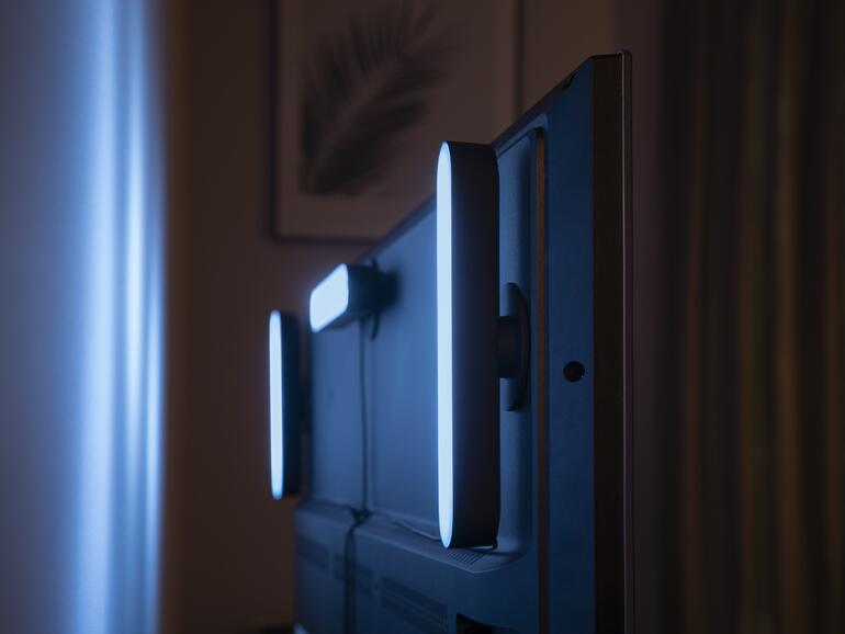 Philips Hue Play am Fernseher anbringen