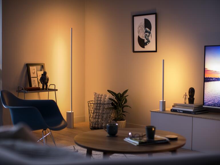 Philips Hue Signe gibt es als Steh- und Tischlampe