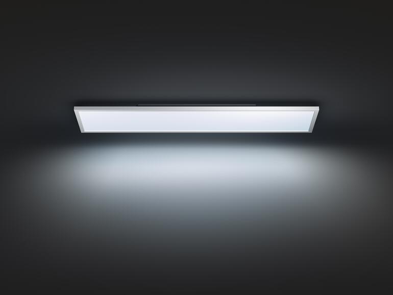 Philips Hue Aurelle unter der Decke. Die Panelleuchte kann aber auch an die Wand montiert werden.