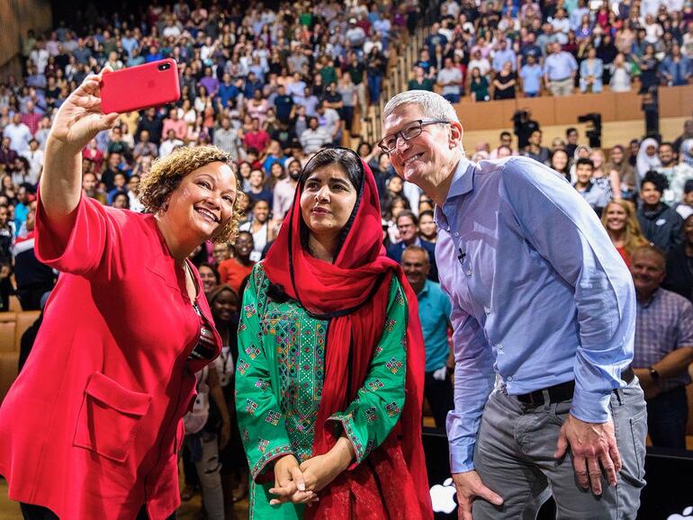 Tim Cook mit einer Vertreterin vom Malala Fund (Mitte)