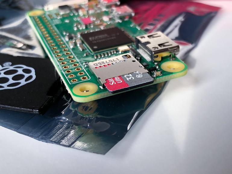 Stellen Sie sicher, dass Sie die Micro-SD-Karte richtig herum und bis zum Anschlag einschieben.