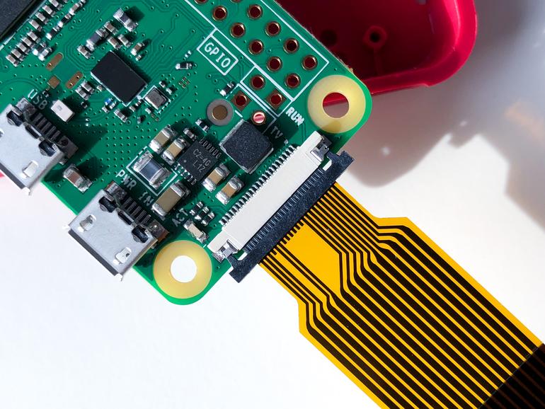 Kamera und Raspberry befinden sich auf getrennten Platinen, die über ein Flachbandkabel mit miteinander verbunden werden müssen.