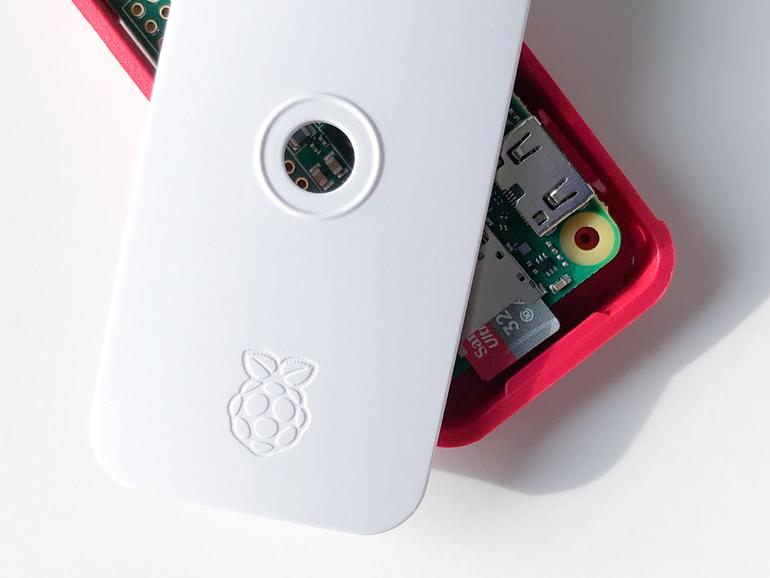 Beim offiziellen Case liegen drei verschiedene Deckel bei, eines mit einer mittig angebrachten Öffnung für die Kamera.