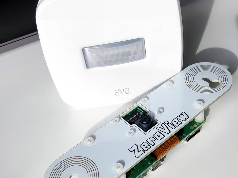 Wir haben aus räumlichen Gegebenheiten heraus ein anderes Gehäuse für Kamera und Raspberry gewählt, das offizielle Case ist aber der beste Startpunkt für Einsteiger. Wer seine Kamera um eine Aktivierung bei Bewegung ergänzen will, kauft einfach einen HomeKit-Bewegungsmelder, etwa einen Eve Motion, hinzu und weist diesem dem gleichen Raum zu.