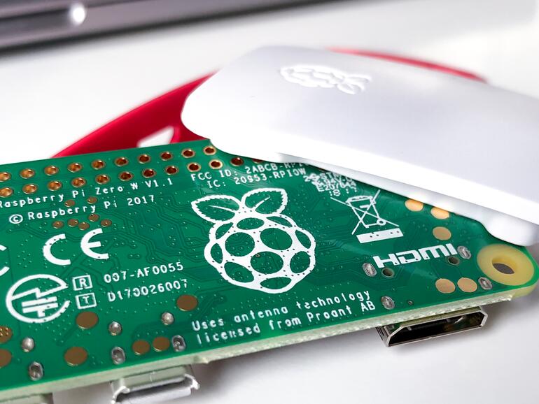 Der Raspberry Pi ist inzwischen in vielen Varianten zu haben. Bereits mit dem kostengünstigen Modell Pi Zero W lassen sich spannende Projekte umsetzen.