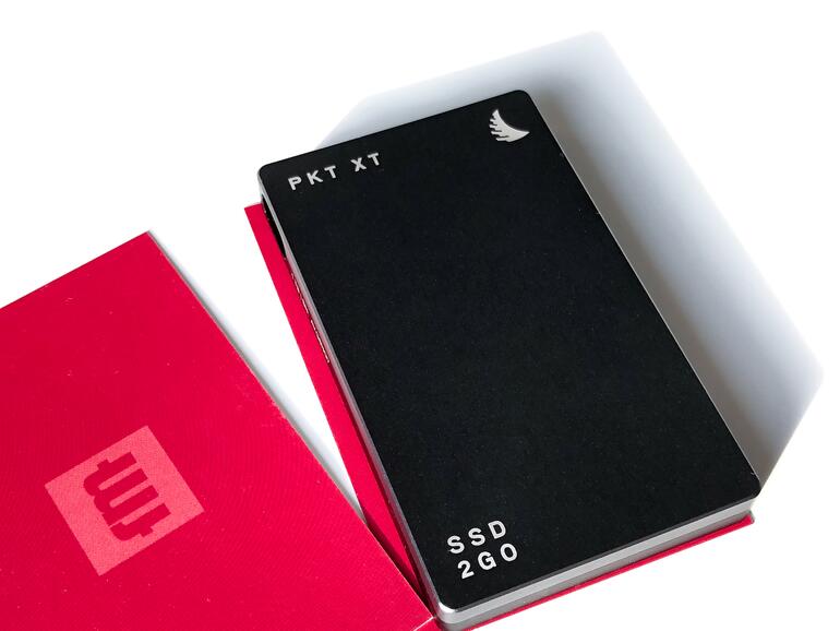 Die SSD nimmt weniger Stellfläche ein als eine auf dem Schreibtisch liegende Visitenkarte.