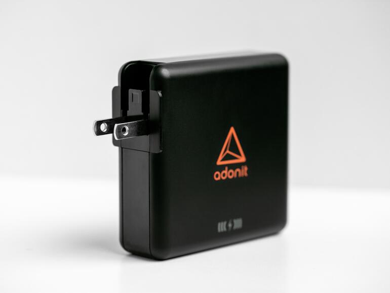 Vielseitiges Reisenetzteil mit Qi-Ladefunktion