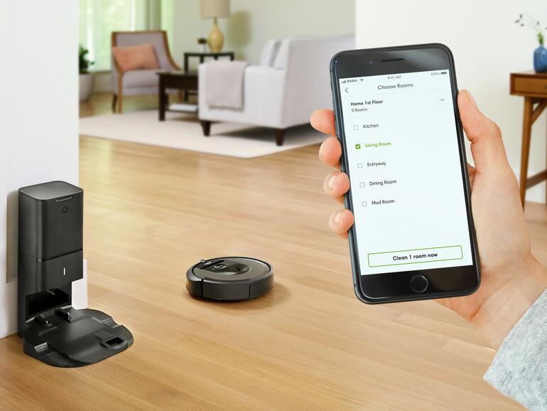 Praktisch: Der iRobot Roomba i7+ rollt zur Basisstation, um den Akku zu laden – und selbstständig seinen Schmutzbehälter zu entleeren.