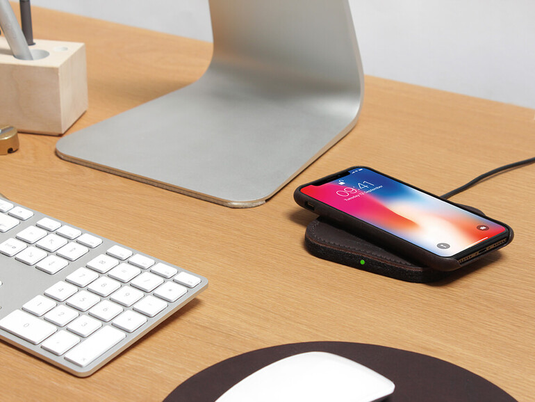 Der Pack & Smooch Taurus ist ein Qi-Lader für das iPhone aus Filz und Leder
