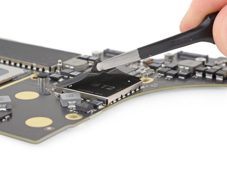Apple T2 Chip im MacBook Pro mit Touch Bar und Touch ID.