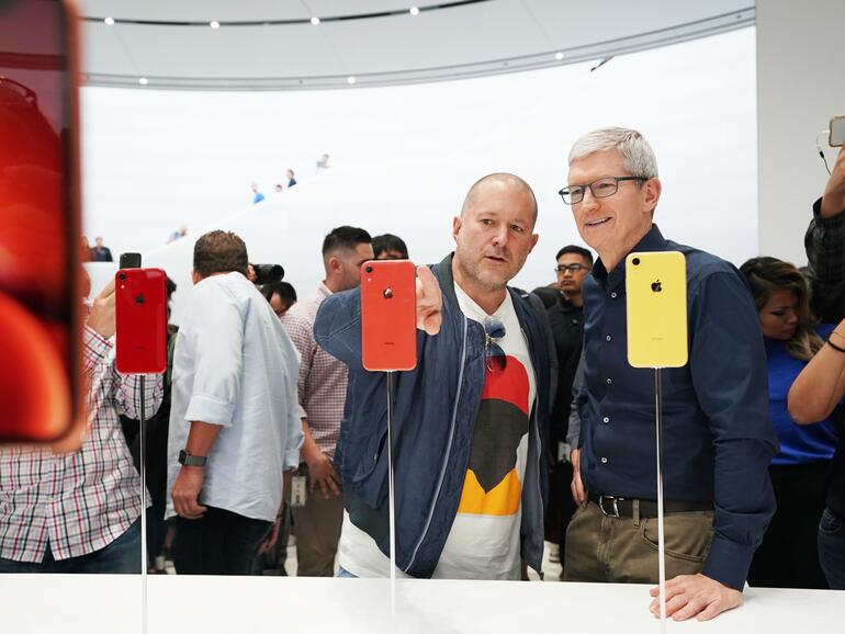 Auch CEO Tim Cook lässt sich von Designer Jony Ive beraten ;)