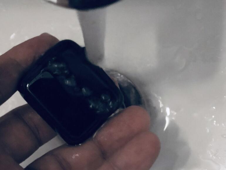 Digitale Krone mit warmem Wasser reinigen