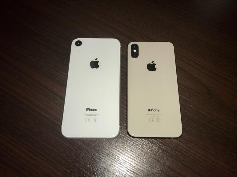 iPhone XR und iPhone XS Seite an Seite: Auf den ersten Blick wirkt das neue iPhone-Modell deutlich wuchtiger.