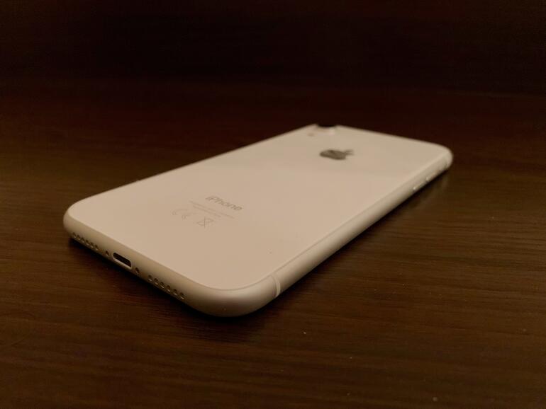 Das iPhone XR ist wie seinerzeit das iPhone 5C in vielen verschiedenen Farbvarianten erhältlich – unser Testgerät kommt etwas langweilig in schlichtem Weiß daher.