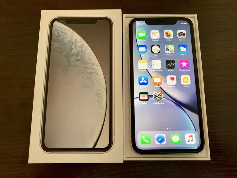 Draufsicht: Dass beim iPhone XR ein LCD- statt ein OLED-Display zum Einsatz kommt, ist eine der augenfälligsten Veränderungen.