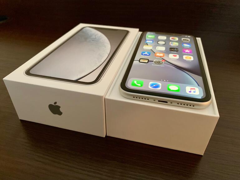 Frisch aus dem Karton: Auch das iPhone XR kommt ohne Kopfhörer-Adapter und lediglich dem üblichen langsamen 5W-Netzteil – ein leistungsstärkeres Netzteil und ein USB-C-auf-Lightning-Kabel dürften gerne mit im Karton liegen.