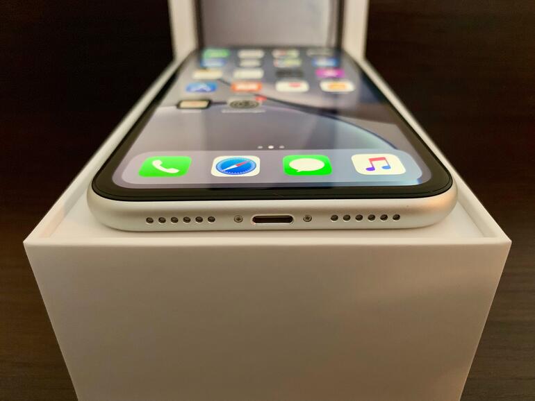 Symmetrisch: Im Gegensatz zum iPhone XS und iPhone XS Max sind die Bohrungen für Lautsprecher und Mikrofon an der Unterseite beim iPhone XR symmetrisch angeordnet.