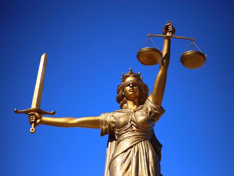 Justitia ist blind, aber steht Apple über dem Gesetz?