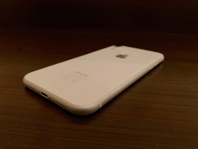 Das iPhone XR ist wie seinerzeit das iPhone 5C in vielen verschiedenen Farbvarianten erhältlich – unser Testgerät kommt etwas langweilig in schlichtem Weiß daher.