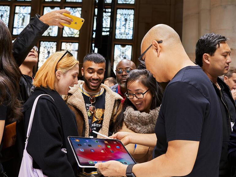 Der wahre Star des Tages ist allerdings das neue iPad Pro, das, so Apple, 92 Prozent der im letzte Jahr verkauften Laptops leistungstechnisch in den Schatten stellt.