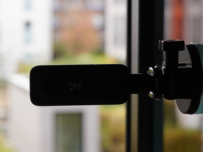 Praktisch: Über einen Adapter lässt sich die Insta360 One X auch mit GoPro-Zubehör verwenden.