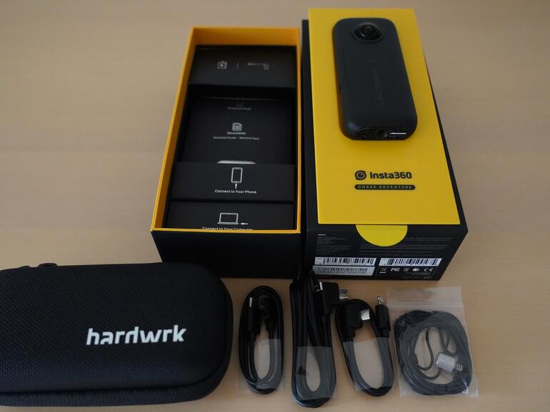 Der Insta360 One X in der hardwrk-Edition liegt neben Micro-USB-, USB-C-, Lightning-Kabeln, einer Schnur zur Durchführung des Bullet-Time-Effekts, dem Akku, einer Schutzhülle sowie Aufklebern und Anleitungen ein eigens entwickeltes Schutzcase für die Cam bei.