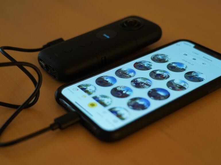 Auf Wunsch lässt sich die Kamera über ein spezielles (mitgeliefertes) Lightning-Kabel mit dem iPhone verbinden – oder kabellos über eine WLAN-Verbindung. Das entsprechende 5G-Netz hat eine Reichweite von circa 20 Metern.