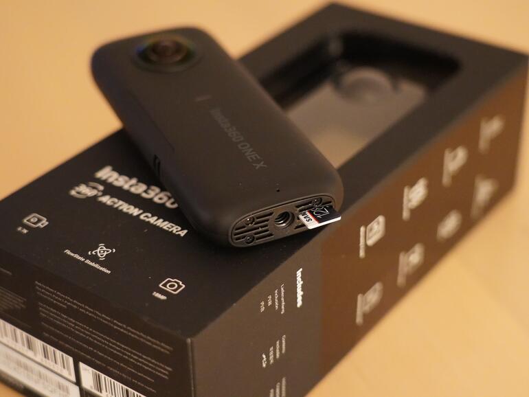 Die microSD-Karte sitzt in einem Schacht gleich neben dem 1/4-Zoll-Gewinde für Zubehör wie Selfie-Sticks.