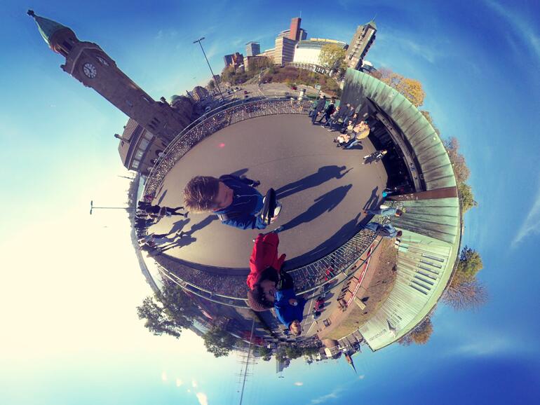 Tiny-Planet-Mode: Dieser coole Effekt lässt sich durch einen extremen Zoom erreichen. Die App stellt die witzige Planetenansicht auf Wunsch als zweidimensionales Video oder Foto bereit.