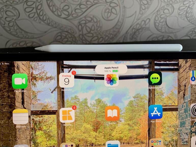 Der Apple Pencil 2 dockt jetzt direkt am iPad Pro an und ist erstens immer dabei und zweitens immer geladen.