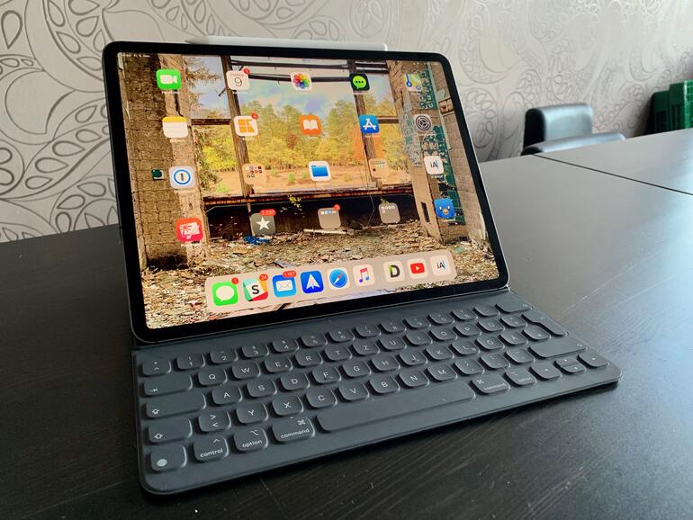 Die neue Tastaturhülle von Apple ist deutlich stabiler, trägt dafür aber auch mehr auf.