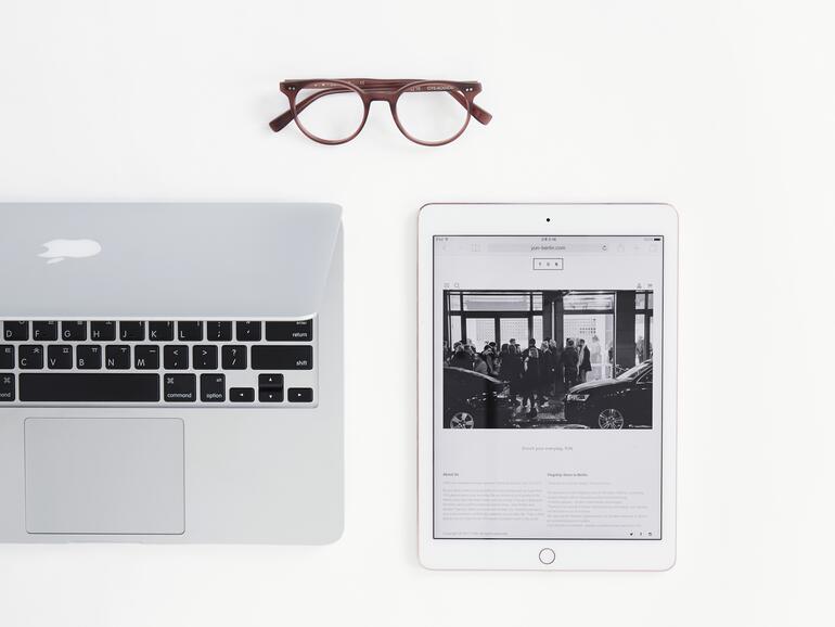 Eine Brille ist längst mehr als eine Sehhilfe. Sie ist ein modisches Accessoire. Bei Yun in Berlin finden Sie stylische Brillen – mit augenschonendem Blaulichtfilter.