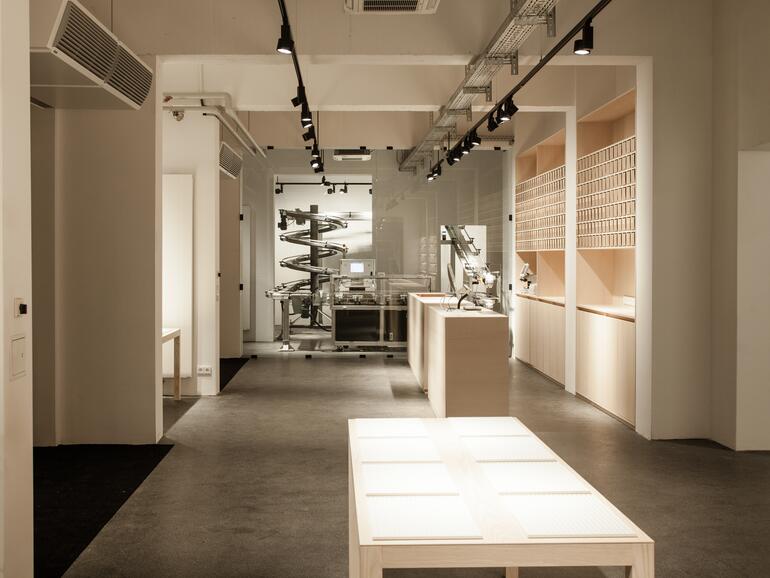 Würde Apple Brillen verkaufe, dann würde man das Ladengeschäft vermutlich ziemlich genau so einrichten, wie es bei Yun in Berlin der Fall ist.