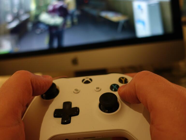 Windows 10 erkennt den Xbox-Controller (wenig überraschend) problemlos, macOS hingegen nicht.