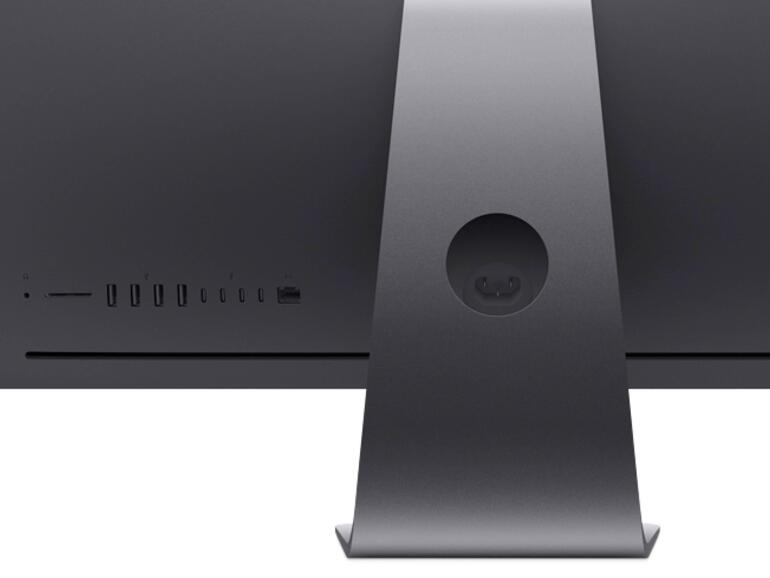 Fummeln beim Einschub: Steht der iMac Pro mit dem Rücken zur – beziehungsweise gleich an der – Wand, wird es nervig beim Anschließen von Gerätschaften.