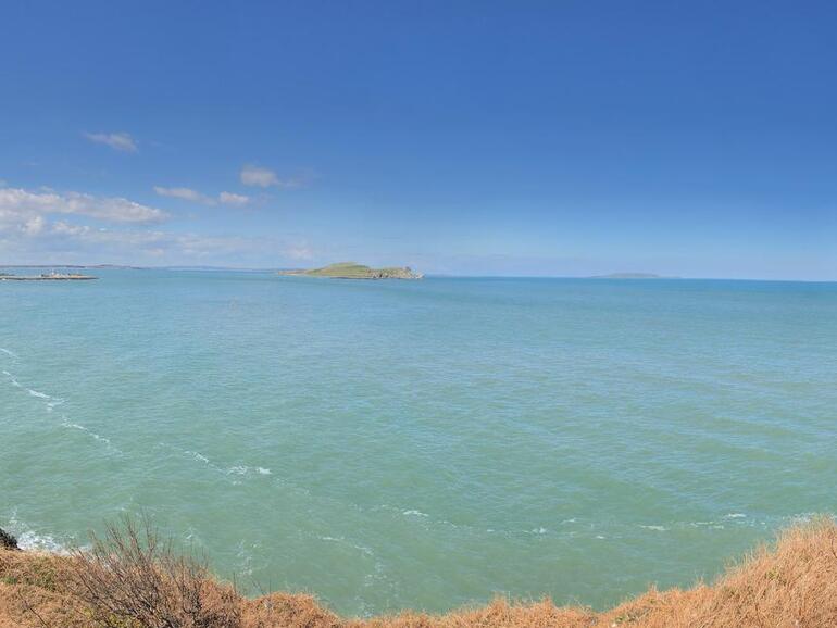 Panoramafotos können sogar noch deutlich breiter ausfallen als oben gezeigt und erfordern nur einen langsamen Schwenk über die Szenerie. Probleme gibt es aber gelegentlich bei bewegten Motiven und Personen, die während der Aufnahme nicht still halten.