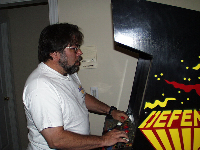 Steve Wozniak spielt Defender