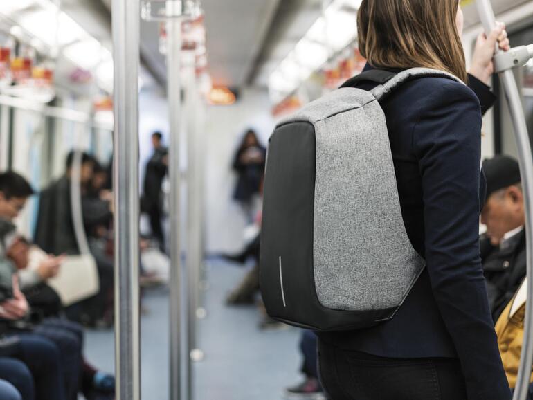 Der Bobby Backpack bietet auch in überfüllten U-Bahnen effektiven Schutz vor Langfingern