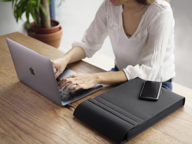 Die Laer lädt MacBook, iPad und iPhone – letzteres auch kabelfrei.