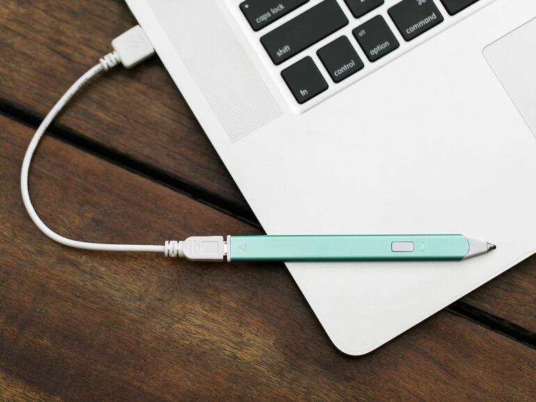 Der Stylus Snap 2 von Adonits haftet per Magnet an Ihrem iPhone oder iPad.