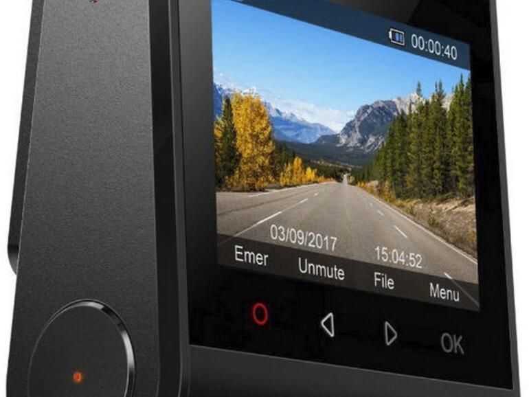 Ankers Roav C1 filmt für Sie mit Weitwinkellinse unterwegs aus dem Auto heraus.