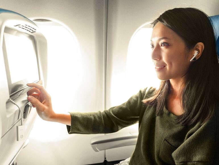 Mit dem Airfly Adapter von Twelve South genießen Sie auch die Filme im Flugzeug mit ihren AirPods.