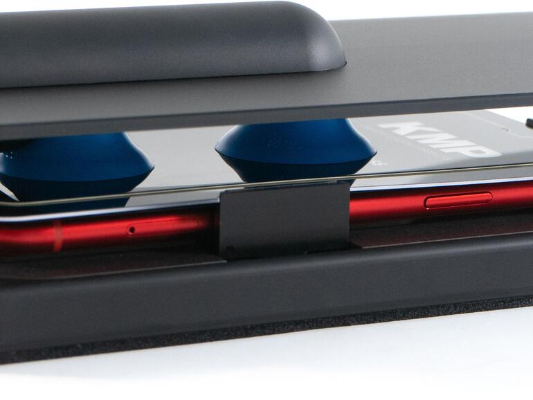 Mit der Smart2-Installationsmaschine kann der Händler Ihres Vertrauens ein KMP-Schutzglas akkurat anbringen.