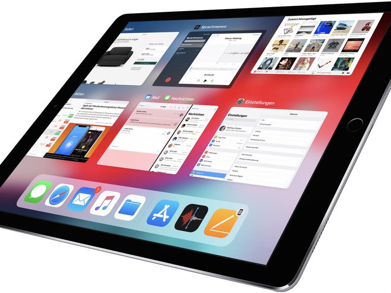 Im App-Umschalter auf dem iPad können Sie den Inhalt der Apps gut erkennen, auch Apps im Split View. Für weitere Apps wischen Sie nach rechts. Um eine App zu aktivieren, tippen Sie darauf, um sie zu schließen, schieben Sie sie nach oben. Das Dock ist immer zu sehen, hier mit Handoff-App.