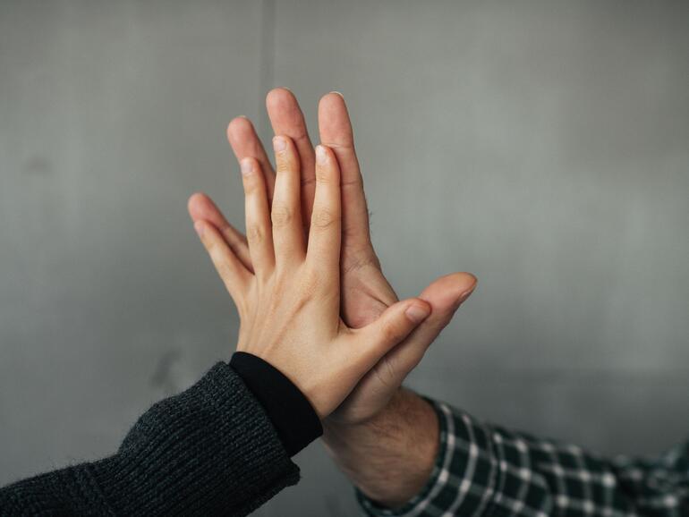 Layouterin Pia Noorden und Mac-Life-Redakteur Thomas Raukamp vergleichen die Größe ihrer Hände.