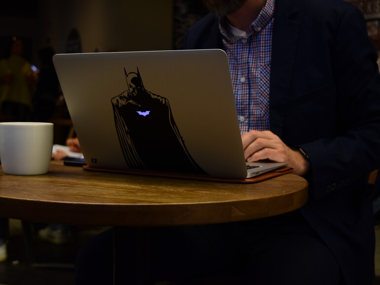 Ein eher harmloser Superhelden-Aufkleber am MacBook