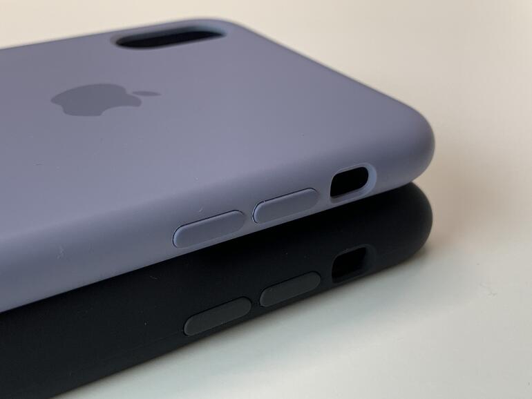 Die angenehm griffige Oberfläche ist identisch zu der der normalen Silikon-Hülle, oben im Bild.